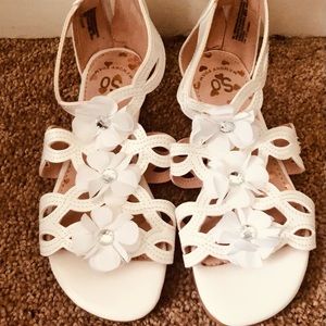 Kids White Sandals with Flower Accents and Rhinestones 🩴